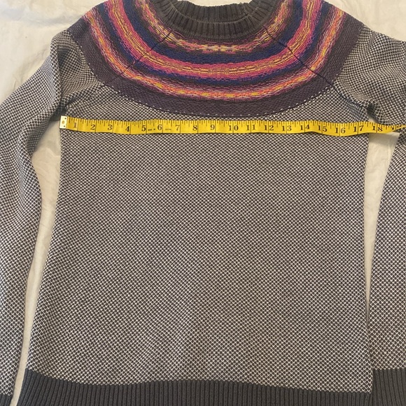 Nice sweater in great condition - Picture 6 of 7